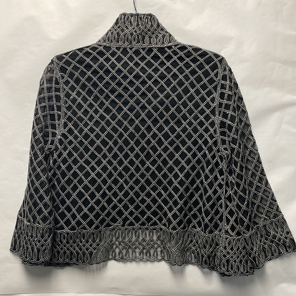 Embroidered Elegance - Picture 5 of 8